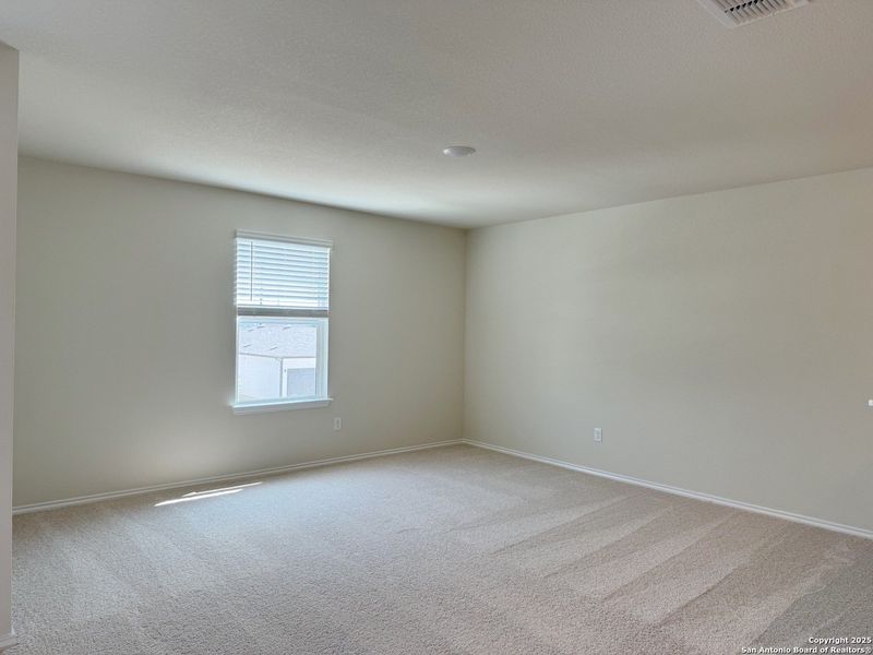 Spacious, unfurnished interior of a new home in Santa Clara, Converse (Image 24). Spacious, unfurnished interior of a new home in Santa Clara, Converse (Image 24).