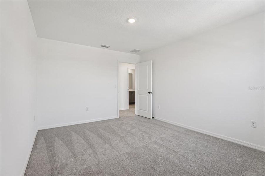 Spacious, unfurnished interior of a new home in Tyson Reserve, St. Cloud (Image 32).