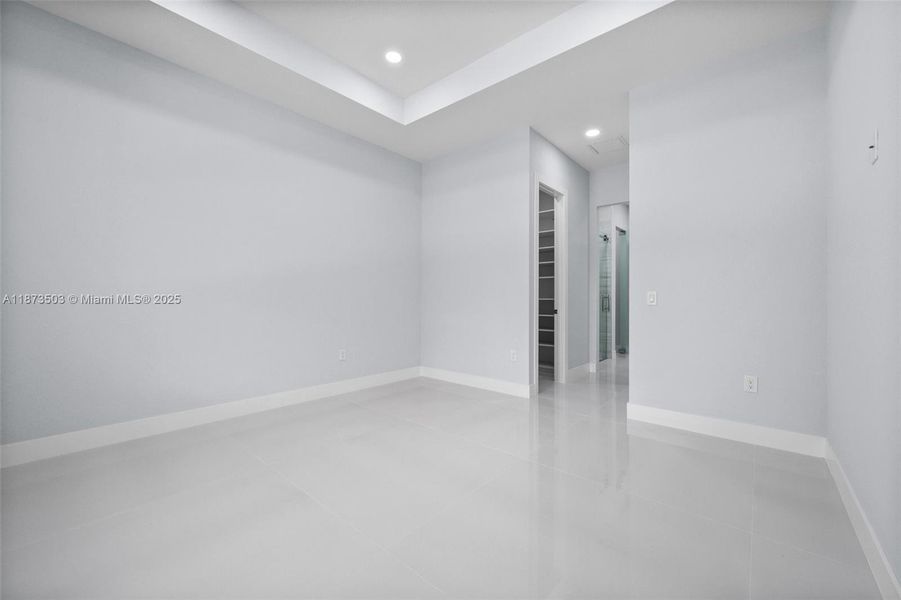 Spacious, unfurnished interior of a new home in , Naples (Image 19).