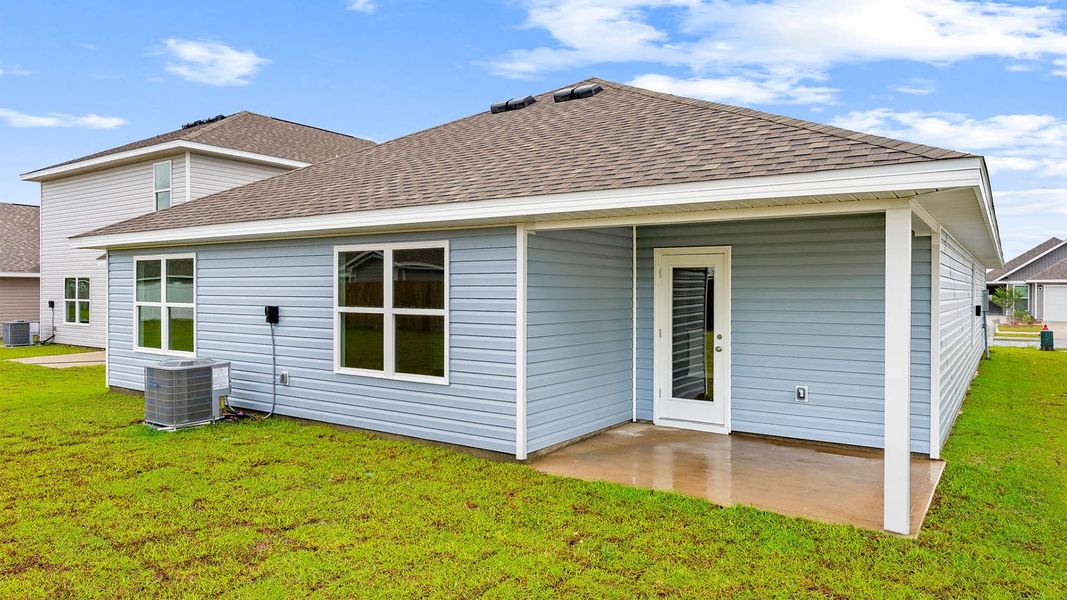 Exterior details and patio area of a home in Park Place, Panama City (Image 3).