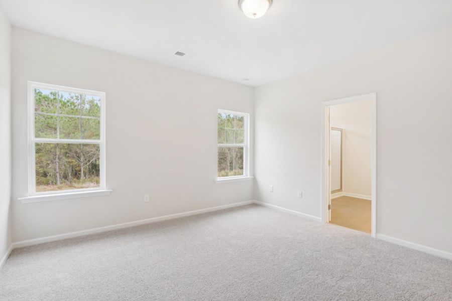 Spacious, unfurnished interior of a new home in Cantigny Park, Clarksville (Image 17).