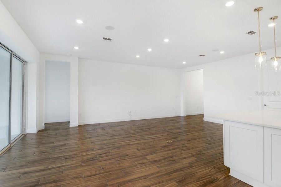 Spacious, unfurnished interior of a new home in Esplanade at Artisan Lakes, Palmetto (Image 26).