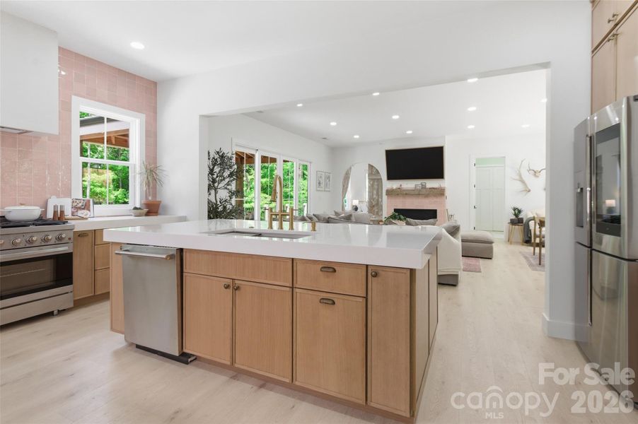 Can customize kitchen