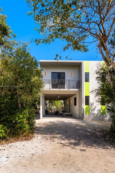 Exterior details and patio area of a home in , Key Largo (Image 3).