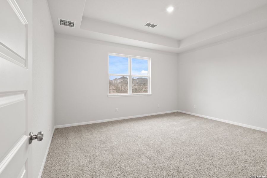 Spacious, unfurnished interior of a new home in Hunters Ranch, San Antonio (Image 20).