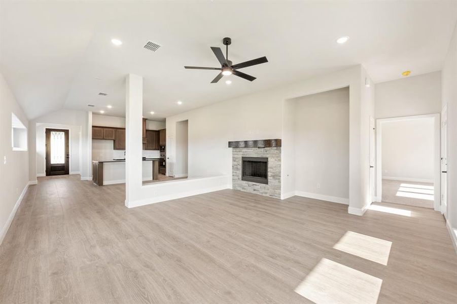 Spacious, unfurnished interior of a new home in Sunset Ridge, Alvarado (Image 27).