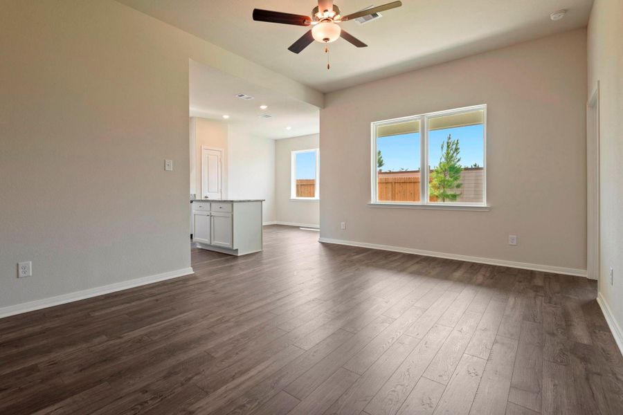 Spacious, unfurnished interior of a new home in Pinewood Trails, Cleveland (Image 9).
