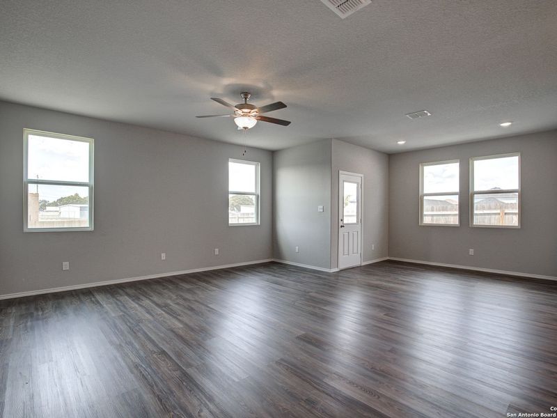 Spacious, unfurnished interior of a new home in Hannah Heights, Seguin (Image 17).