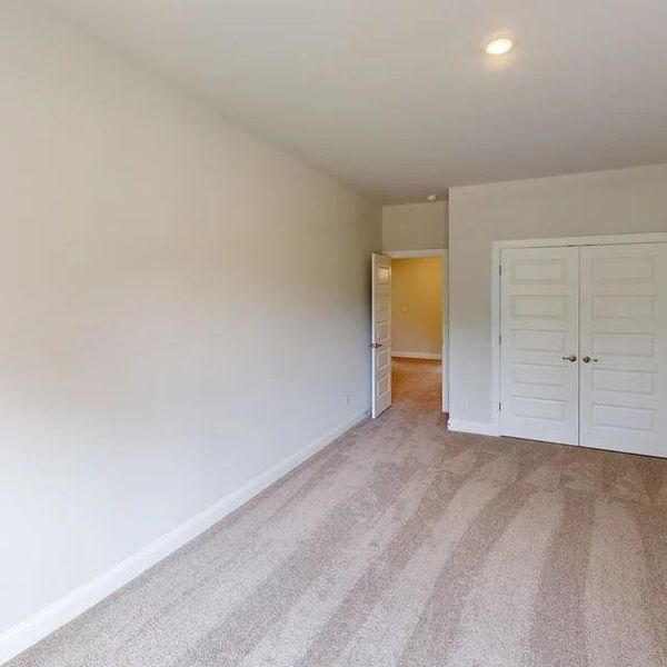 Spacious, unfurnished interior of a new home in Mirror Lake at South Harbour, Villa Rica (Image 14).