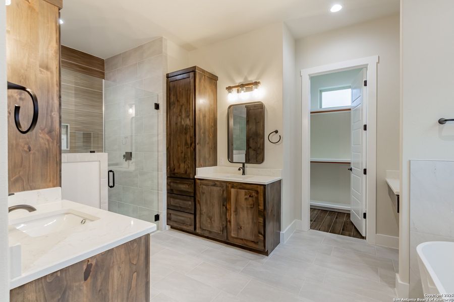 Furnished interior view inside a new home in , La Vernia (Image 42).