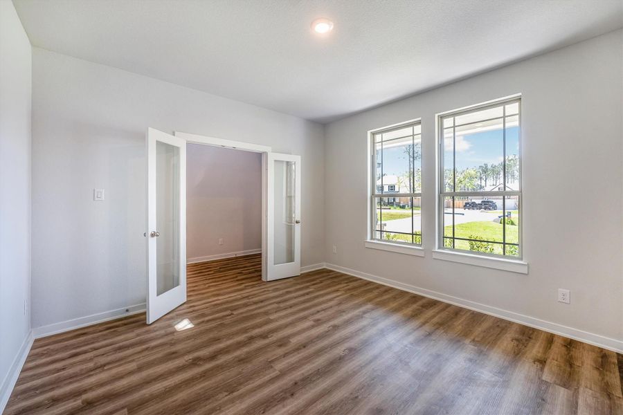 Spacious, unfurnished interior of a new home in Deer Pines, Conroe (Image 37).