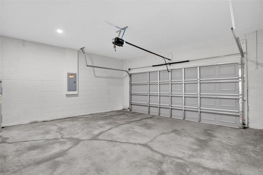 Spacious, unfurnished interior of a new home in , Citrus Springs (Image 16).