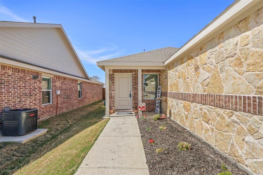 Exterior details and patio area of a home in Mobberly Farms, Pilot Point (Image 22).