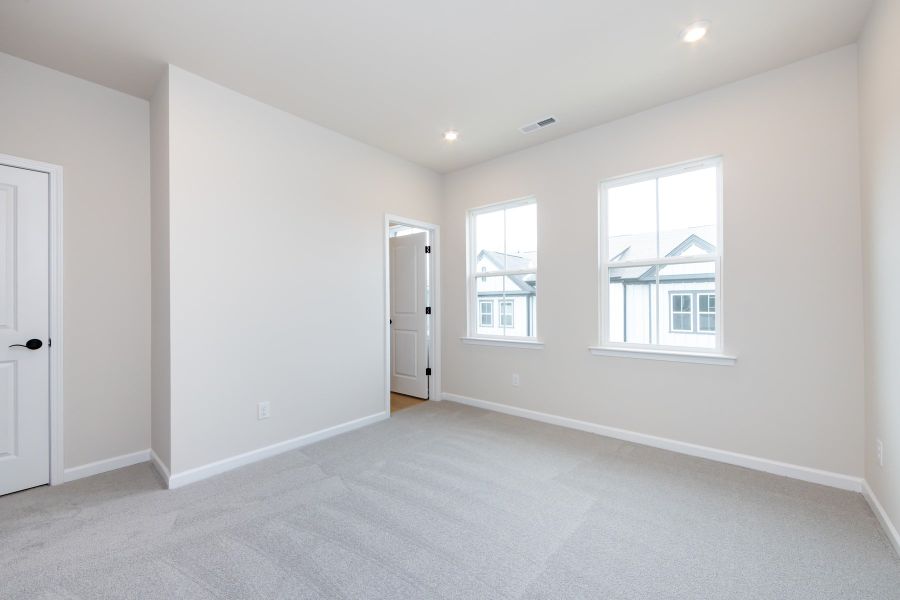 Spacious, unfurnished interior of a new home in Bellflower, Charlotte (Image 40).