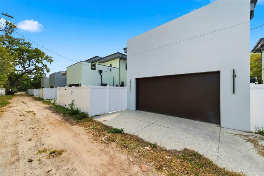 Exterior details and patio area of a home in , St. Petersburg (Image 22).