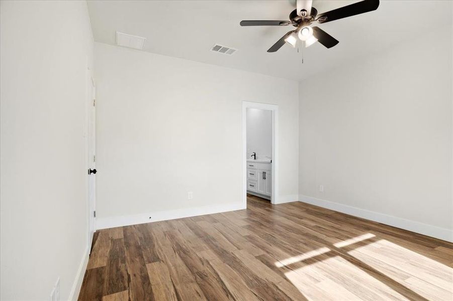 Spacious, unfurnished interior of a new home in , Sherman (Image 24).