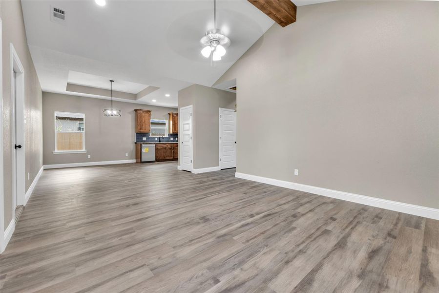 Spacious, unfurnished interior of a new home in , Navasota (Image 10).