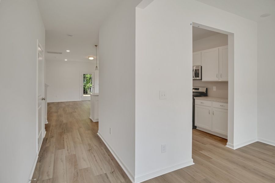 Spacious, unfurnished interior of a new home in Marlin Pointe, White House (Image 10).