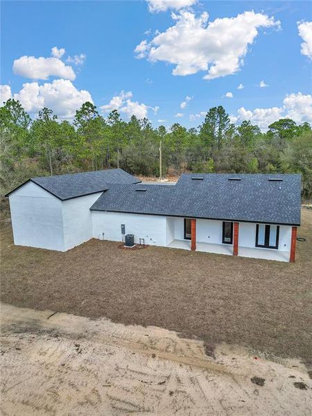 Exterior details and patio area of a home in , Dunnellon (Image 4).