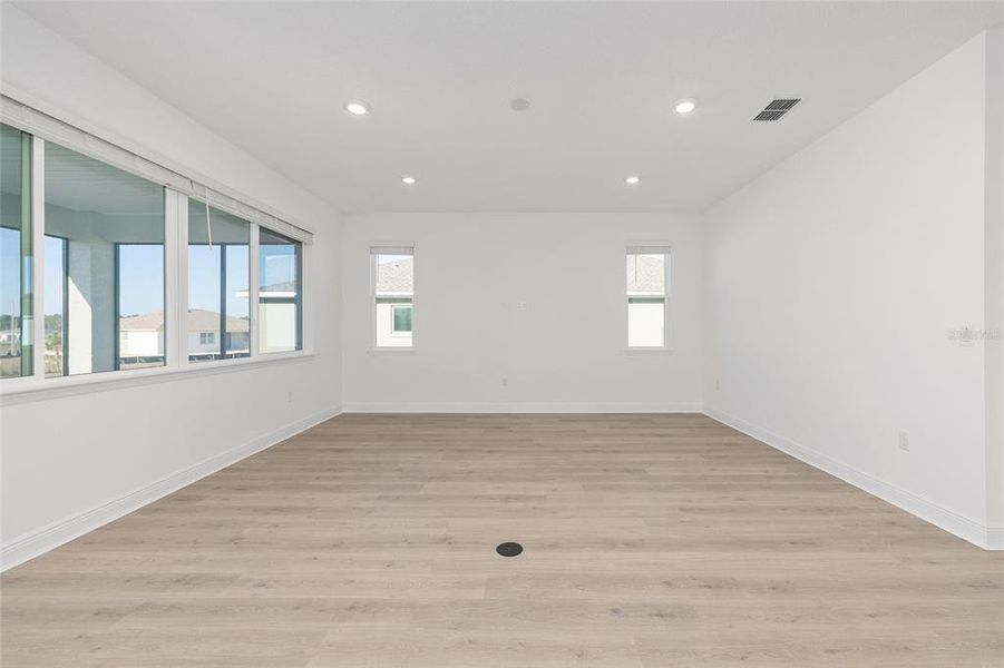Spacious, unfurnished interior of a new home in , Ocala (Image 29).