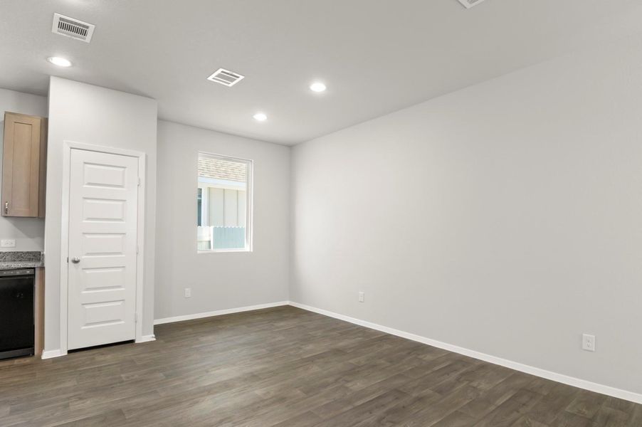 Spacious, unfurnished interior of a new home in Harvest Ridge, Elgin (Image 28).