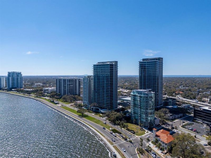 Condo located in Tampa, FL showcasing its design and architecture (Image 29).