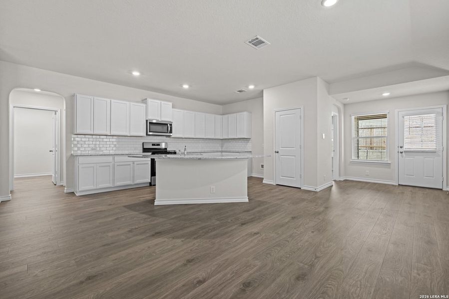Spacious, unfurnished interior of a new home in Redbird Ranch, San Antonio (Image 13).
