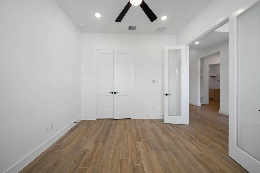 Representative unfurnished interior of a home built from the Waterloo – 60′ Lot by Chesmar Homes in Lakes of Cane Island, Katy (Image 11).