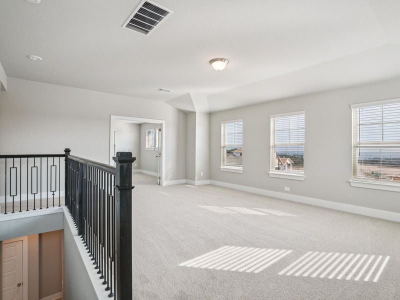 Spacious, unfurnished interior of a new home in Lark Canyon, New Braunfels (Image 16).