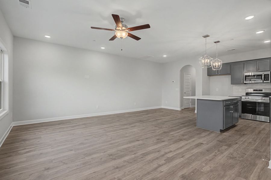 Spacious, unfurnished interior of a new home in Oxford Station, Gallatin (Image 28).
