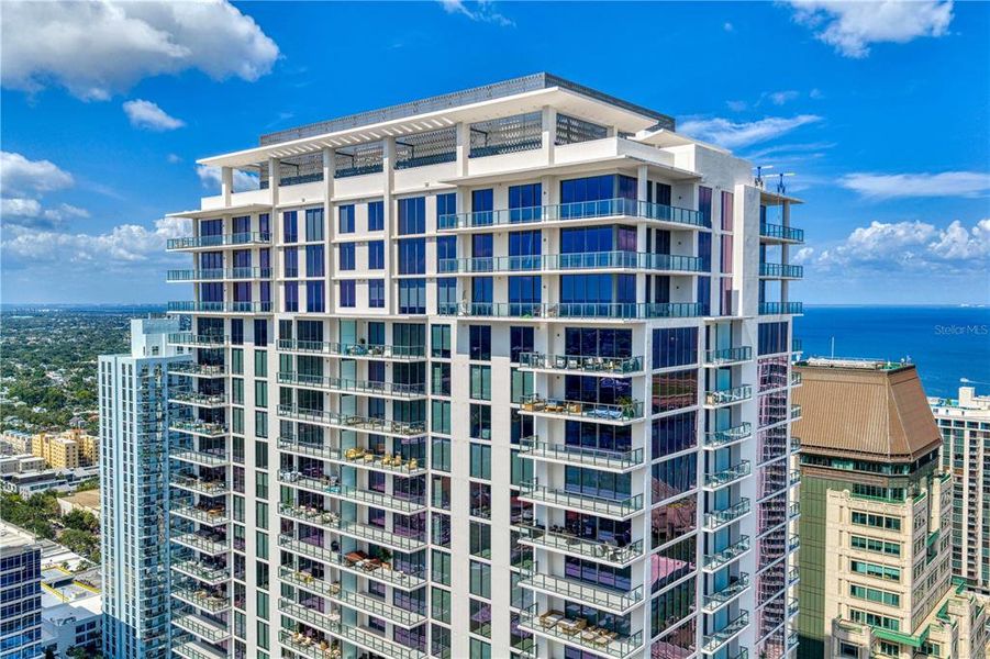 Condo located in St. Petersburg, FL showcasing its design and architecture (Image 31).
