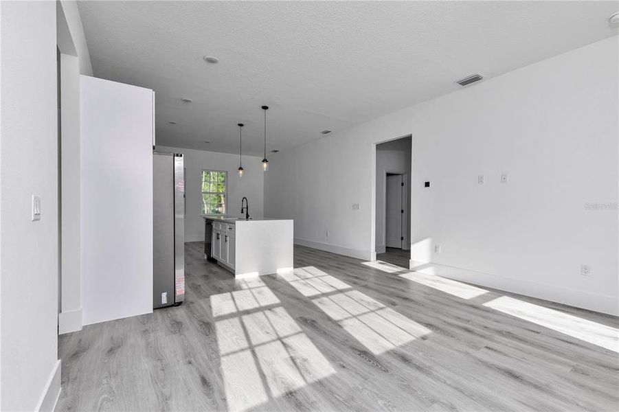 Spacious, unfurnished interior of a new home in , Dunnellon (Image 23).