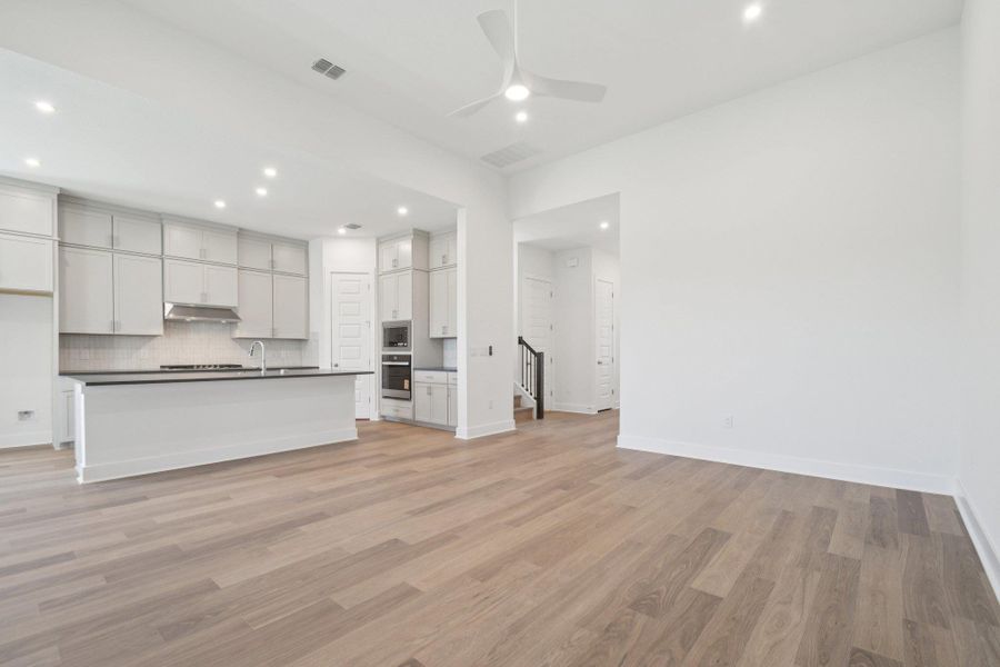 Spacious, unfurnished interior of a new home in Persimmon, Buda (Image 23).