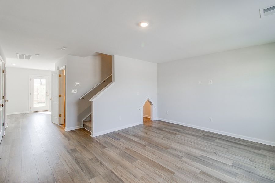 Spacious, unfurnished interior of a new home in Astoria, Columbia (Image 12).