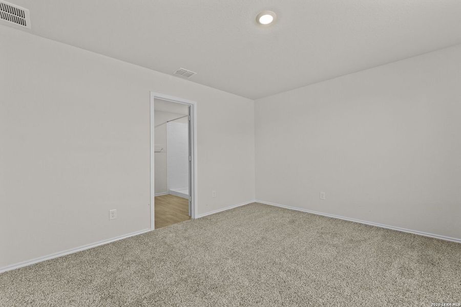 Spacious, unfurnished interior of a new home in Spring Valley, New Braunfels (Image 14).