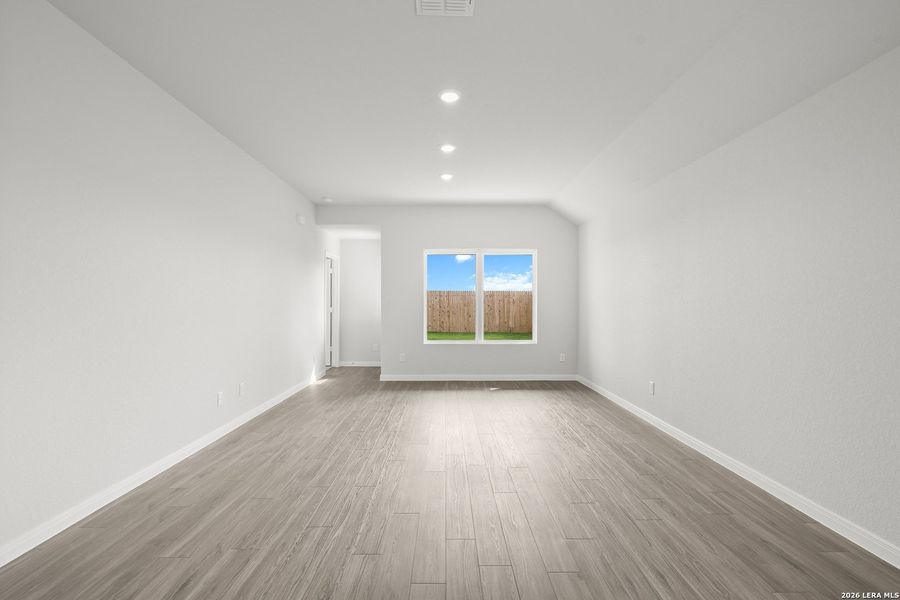 Spacious, unfurnished interior of a new home in Dauer Ranch, New Braunfels (Image 26). Spacious, unfurnished interior of a new home in Dauer Ranch, New Braunfels (Image 26).