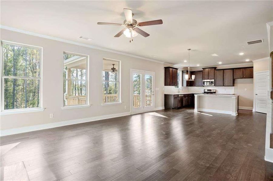 Spacious, unfurnished interior of a new home in Stratford Square, Lawrenceville (Image 7).
