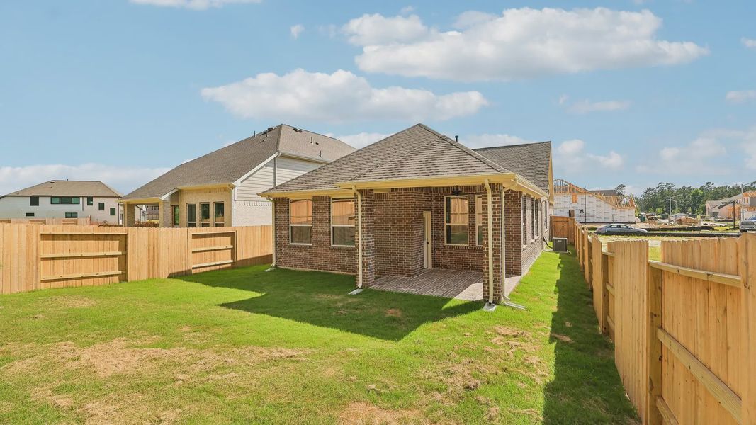 Exterior details and patio area of a home in Evergreen 40s, Conroe (Image 4).