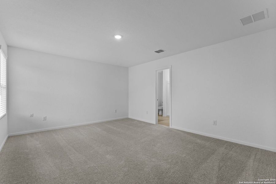 Spacious, unfurnished interior of a new home in , Floresville (Image 25).