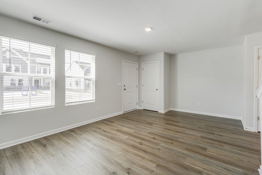 Spacious, unfurnished interior of a new home in Astoria, Columbia (Image 16).