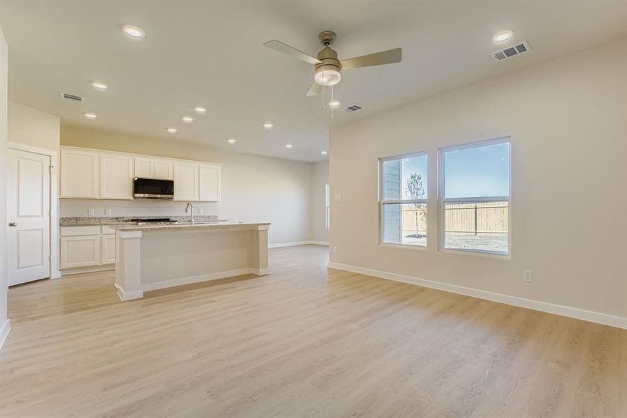 Spacious, unfurnished interior of a new home in Sperling Farms, Ferris (Image 15).
