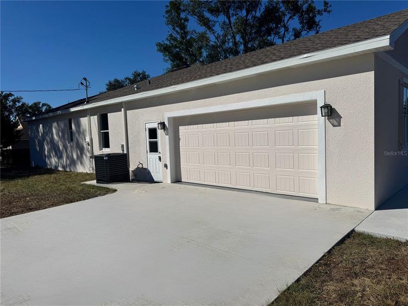 Exterior details and patio area of a home in , Dade City (Image 4).