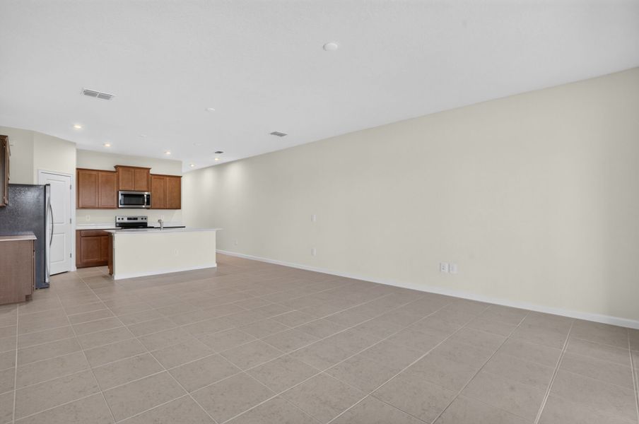 Spacious, unfurnished interior of a new home in Crosswind Ranch, Parrish (Image 8).