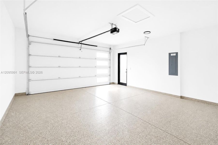 Spacious, unfurnished interior of a new home in , Cape Coral (Image 45).