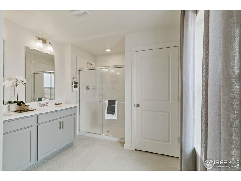 Furnished interior view inside a new home in Settlers Crossing, Commerce City (Image 9). Furnished interior view inside a new home in Settlers Crossing, Commerce City (Image 9).