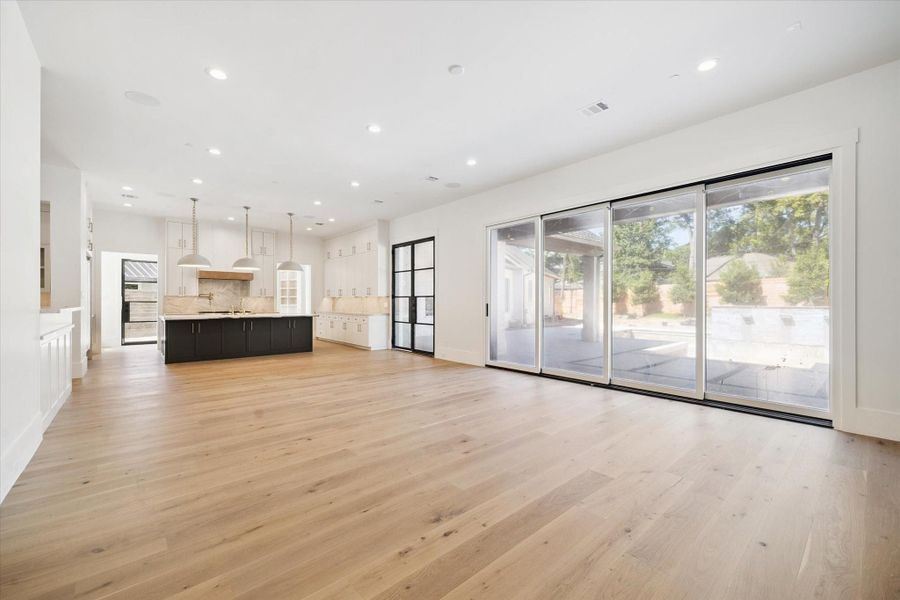 Glass doors envelope to one panel allowing an extension of living space to the patio. Enchancing the connection from outdoor to indoor. Glass doors envelope to one panel allowing an extension of living space to the patio. Enchancing the connection from outdoor to indoor.