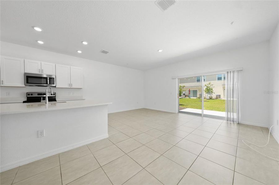 Spacious, unfurnished interior of a new home in , St. Cloud (Image 14).