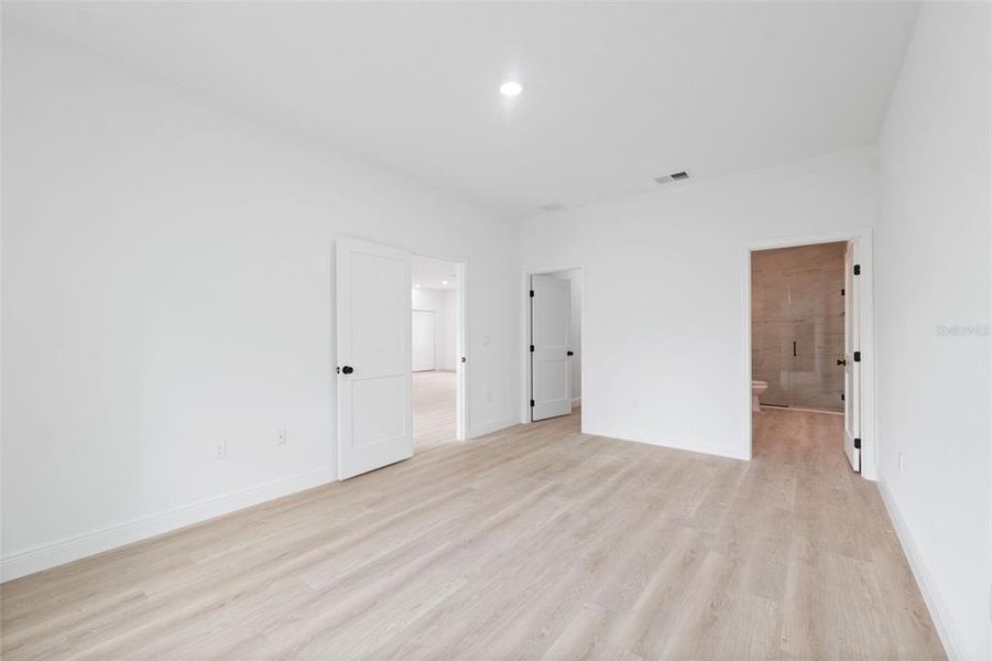 Spacious, unfurnished interior of a new home in , Ocala (Image 20).