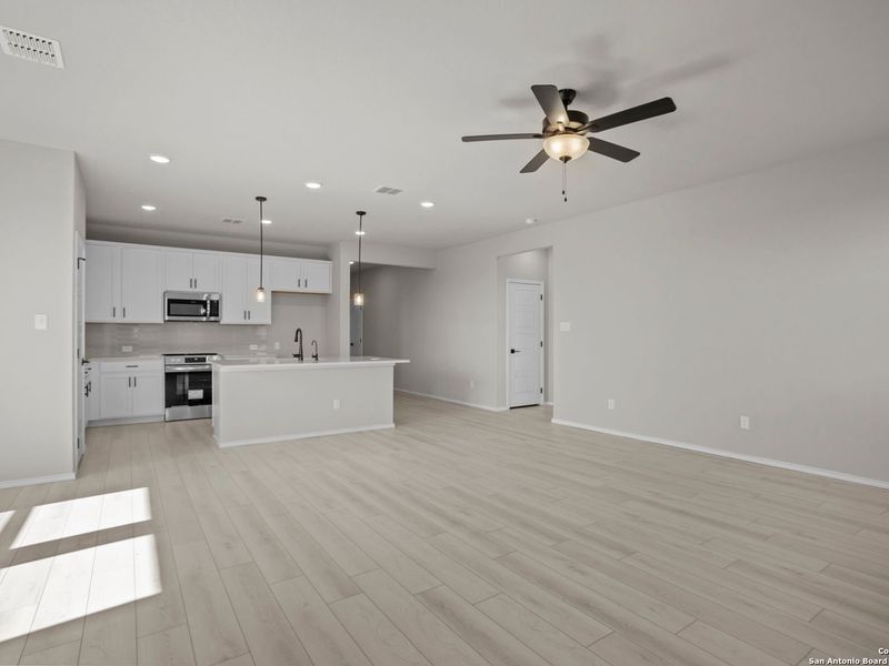 Spacious, unfurnished interior of a new home in Hannah Heights, Seguin (Image 22).