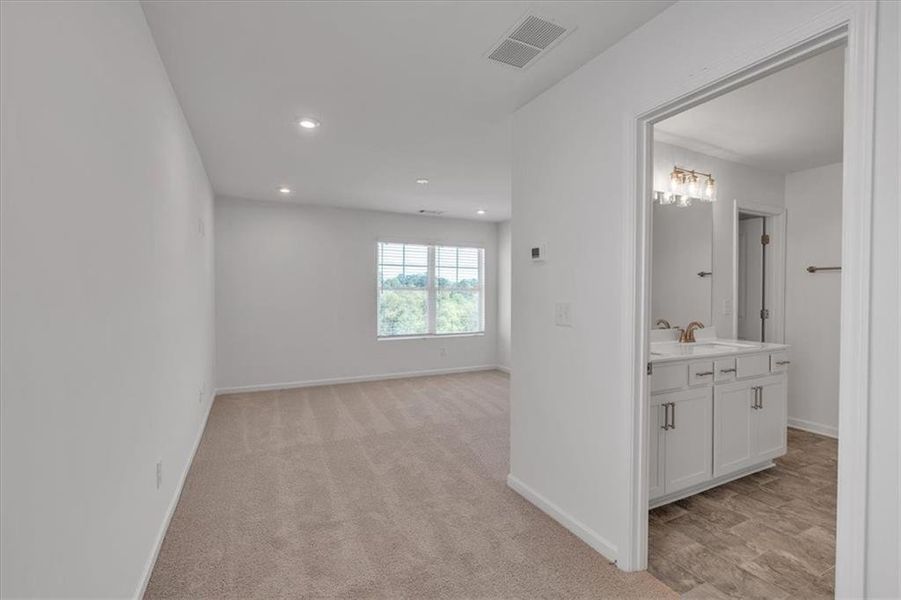 Spacious, unfurnished interior of a new home in The View at Groover's Lake, Lithia Springs (Image 30).